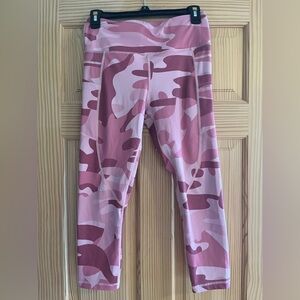 Zyia Pink Camo Capri Leggings with Pockets Size 6-8